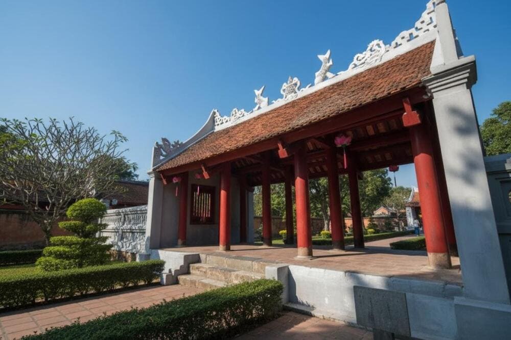 Đại Trung M&ocirc;n với thiết kế ba gian, phần ng&oacute;i mũi h&agrave;i.